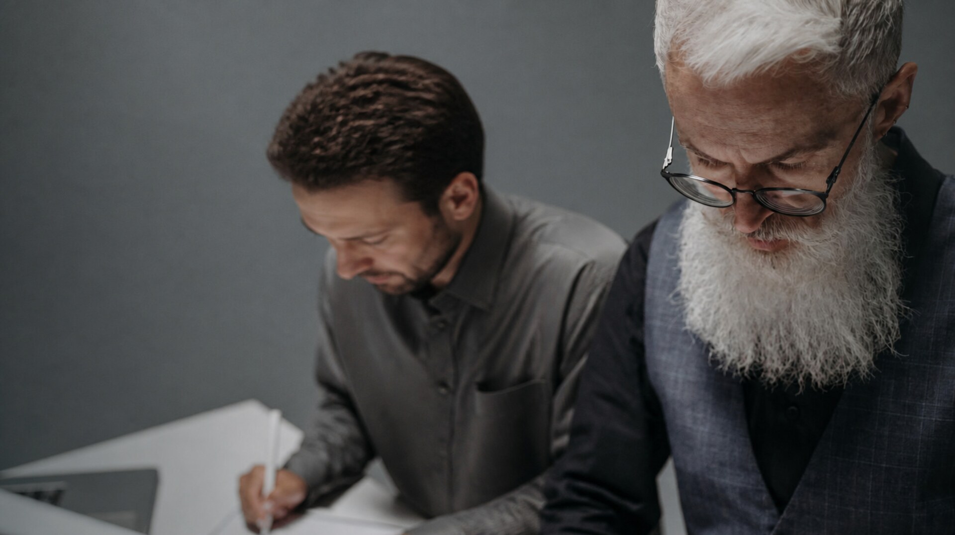 Deux comptables de BKT Consulting analysant un dossier client