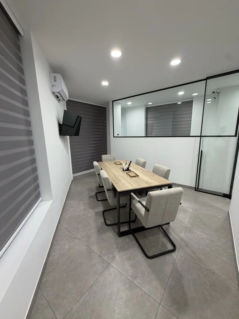 Salle de réunion moderne de BKT Consulting