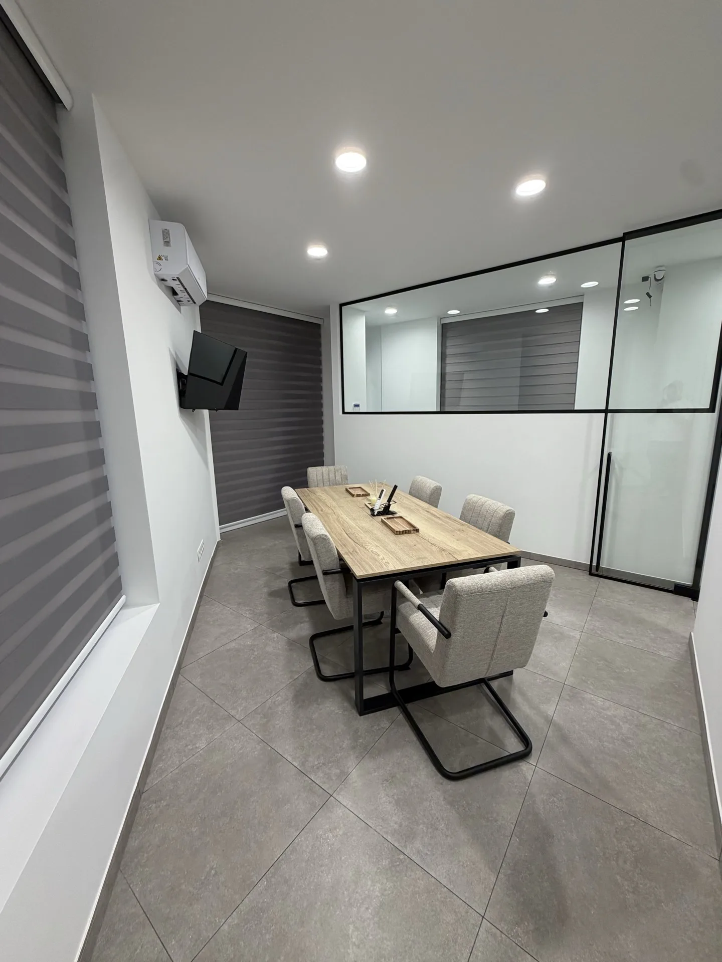 Salle de réunion moderne de BKT Consulting
